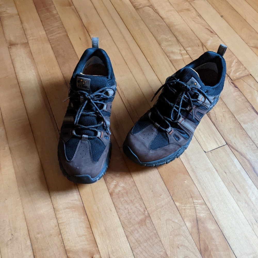 Abeo Hiking Shoes with Vibram Sole